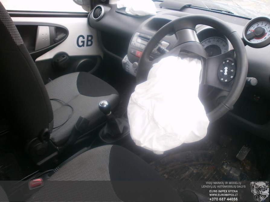 Подержанные Автозапчасти Toyota AYGO 2012 1.0 машиностроение хэтчбэк 4/5 d. белый 2014-4-03